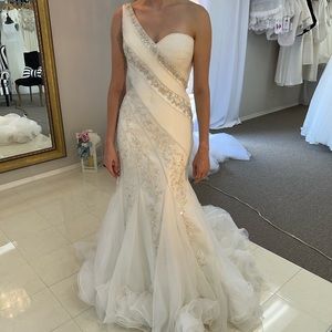 STUNNING Essence of Australia One shoulder gown